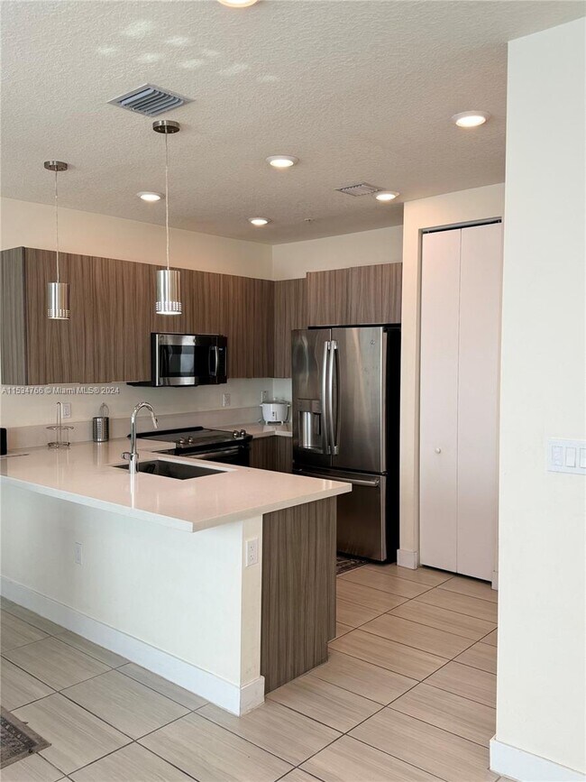 Foto del edificio - 6416 NW 102nd Ct