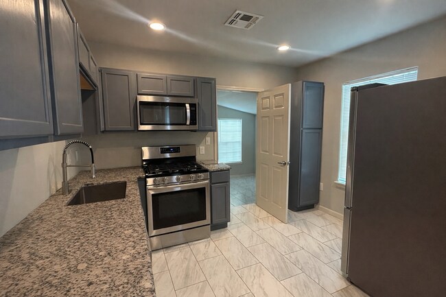 Foto del edificio - Newly renovated 3 bedroom 2 bath home centrally located!