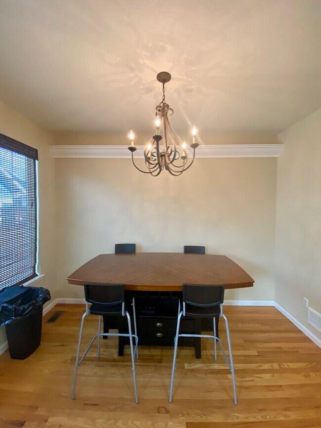 Building Photo - Beautiful 3-Bedroom, 3 Bath Townhome