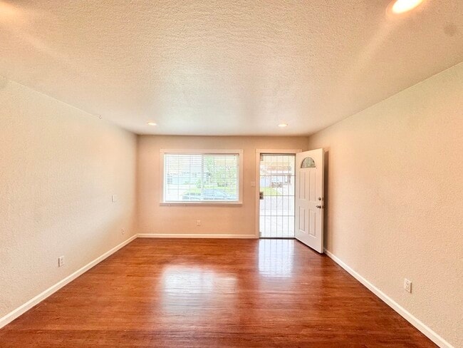 Building Photo - Stunning 3-bedroom, 2-bath home in North Highlands!