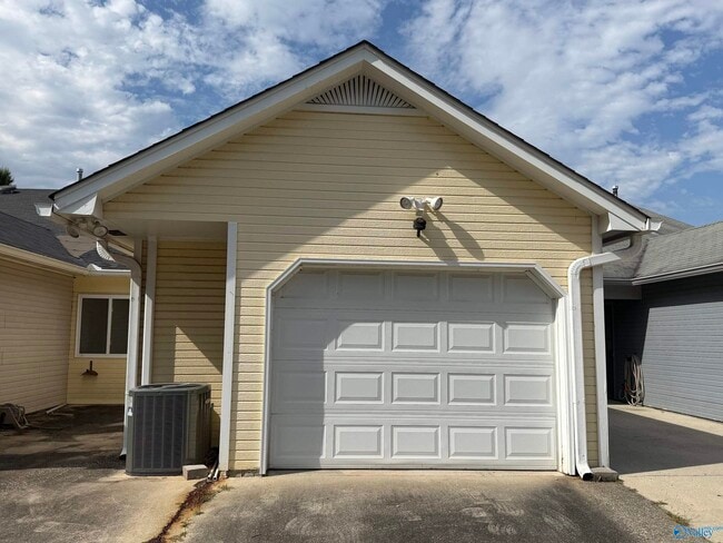 Building Photo - 313 Woodridge Dr SW