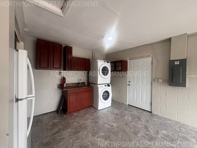 Foto del edificio - PRICE REDUCED FOR QUICK MOVE IN!! 2-2 Home plus 1 bed-1 bath Mother in Law Suite!