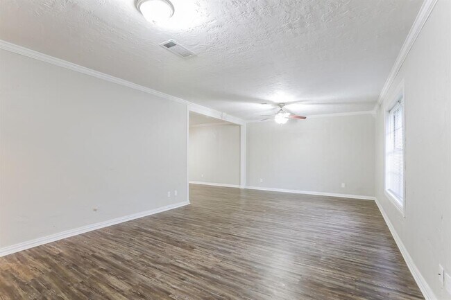 Building Photo - 1403 N Roberson St