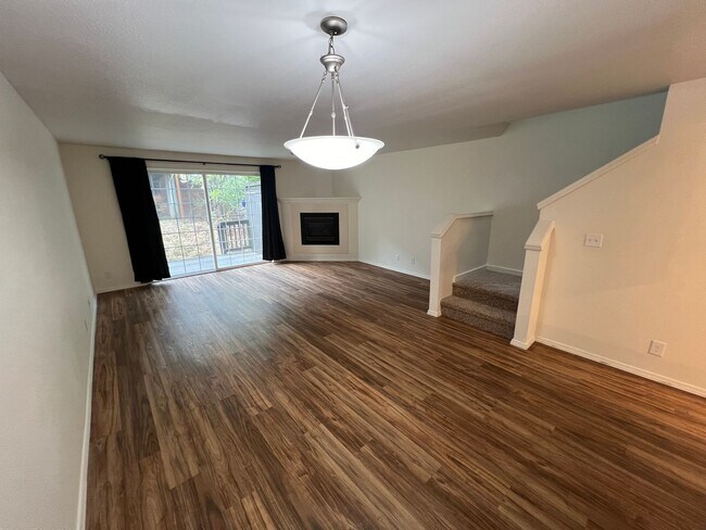 Foto del edificio - Two Bedroom Townhouse in South Salem with ...