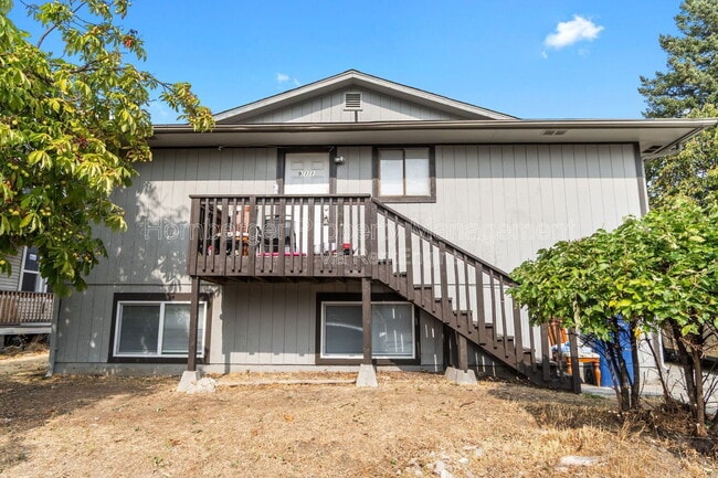 Building Photo - 911 E Bridgeport Ave