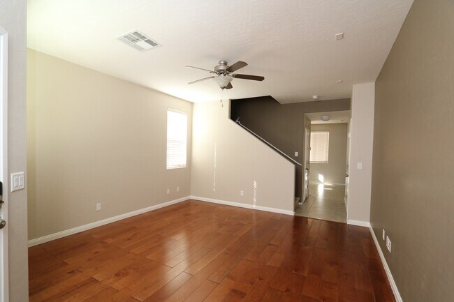 Building Photo - Lovely Home with Community Pool