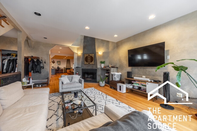 Photo - 1224 W Augusta Blvd Apartment