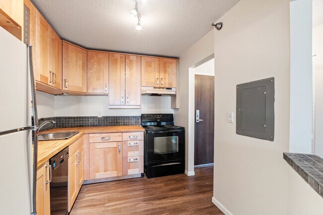 kitchen - 78 10th St E