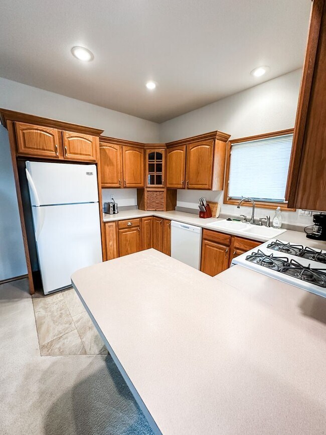 Building Photo - Gorgeous fully furnished 2 bedroom 2 bathr...