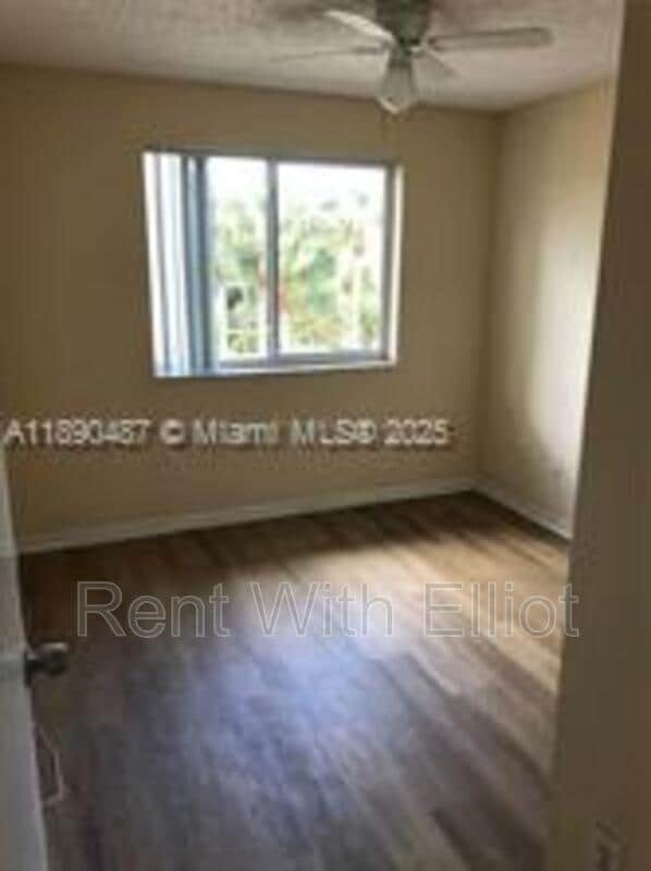 Foto del edificio - 470 S Park Rd