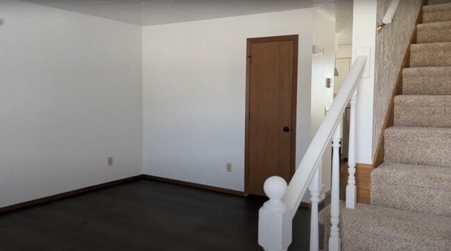 Building Photo - 732 Crestview Dr
