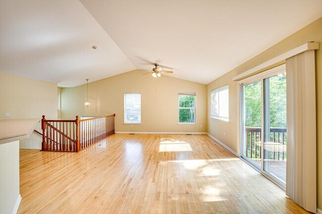 Building Photo - 3147 Saganashke