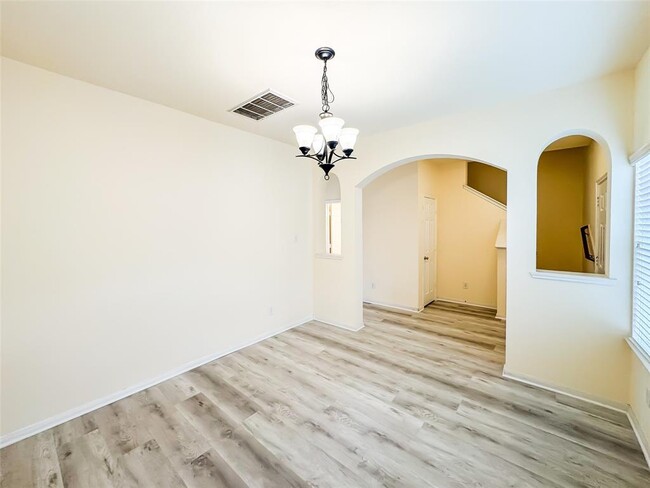 Foto del edificio - 6226 Provident Green Dr