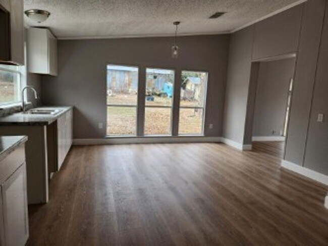 Foto del edificio - FOR LEASE!!
