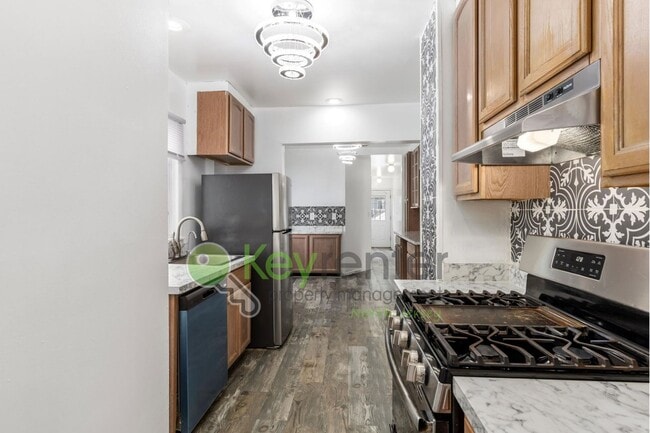 Building Photo - $1000 Off First Month! Spacious 3-Bed, 2-B...