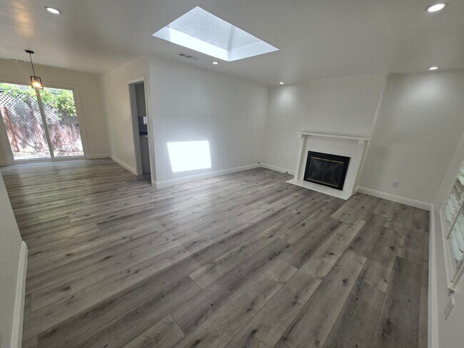 Building Photo - Inviting 3-Bed/2-Bath Home - Menlo Park