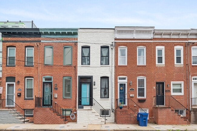 Building Photo - Bright & Immaculate 2 Bed · 3 Bath