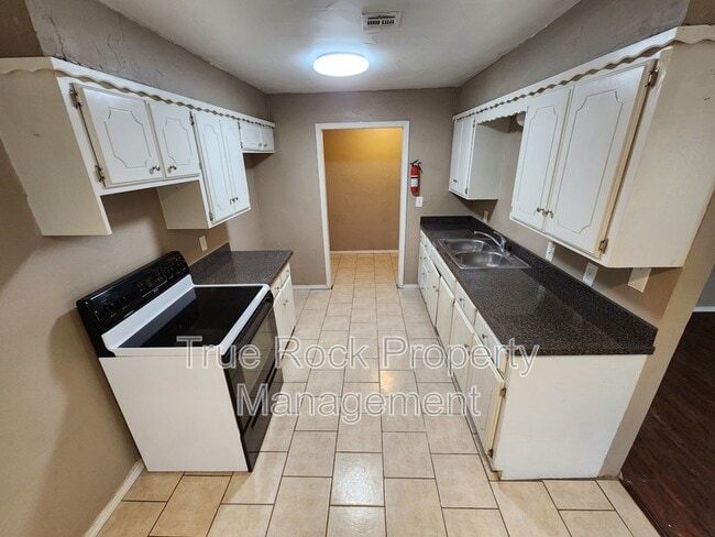 Building Photo - 3415 Colbert St