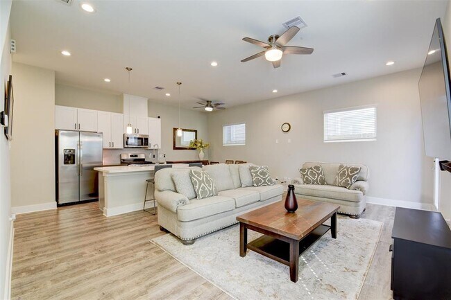 Foto del edificio - 1247 W Tidwell Rd