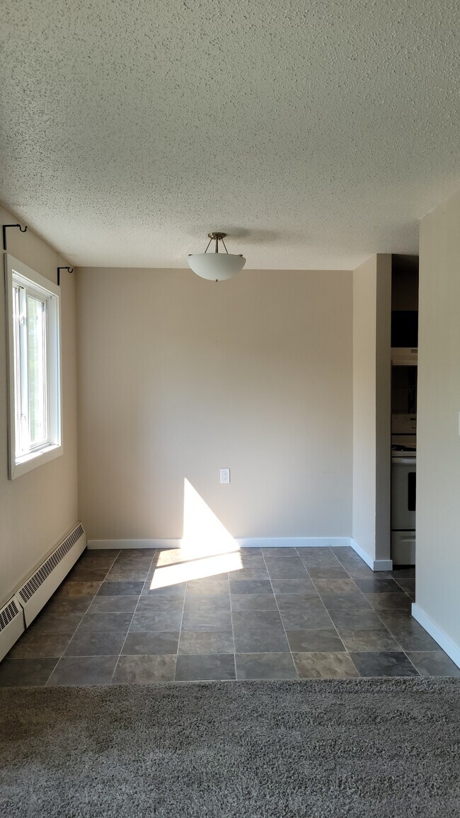 Photo du bâtiment - 8111-8196 96 St