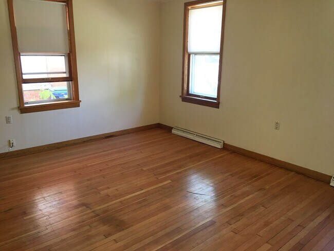 Building Photo - 4-bedroom 1 Bath Single-Family Home Near D...