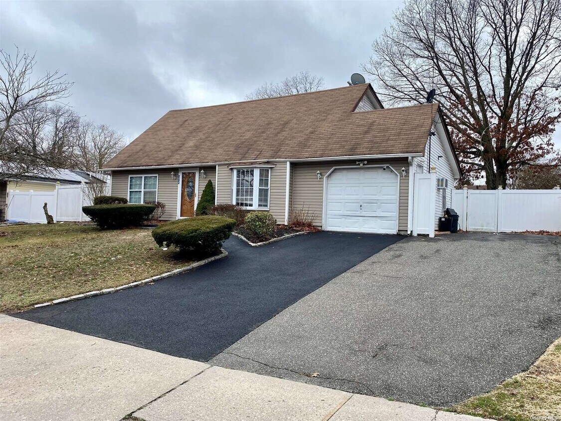 376 Boyle Rd, Selden, NY 11784 House Rental in Selden, NY