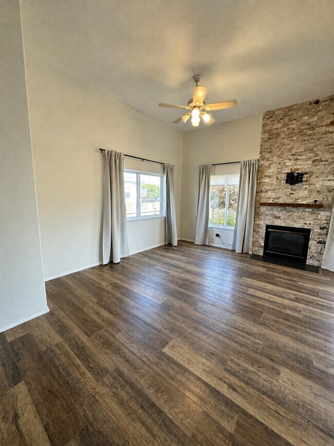 Foto del edificio - 154 SW Alder Ct
