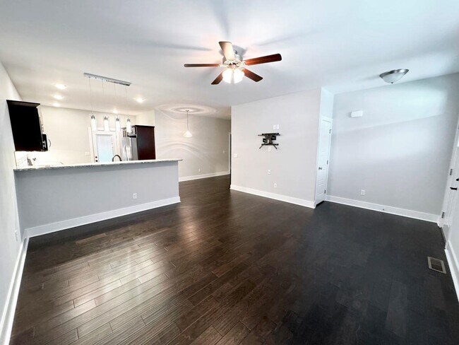 Building Photo - 823 Denzil Ave