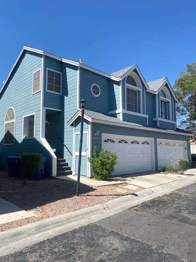 Foto del edificio - Stylish 2-Bed Townhome with Loft & Dual Pr...