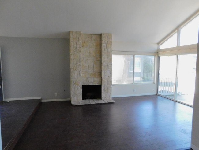 Building Photo - 2300 Kingsbridge Lane