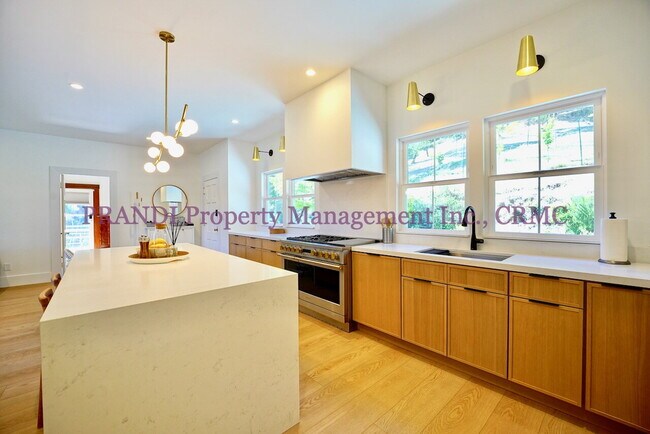 Building Photo - Classic, Modern and Private Home with Fres...
