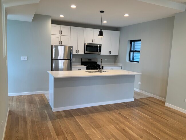Building Photo - 2023 W Cullerton St