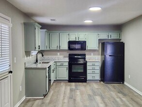 Building Photo - 500A SE Chelsey Ln