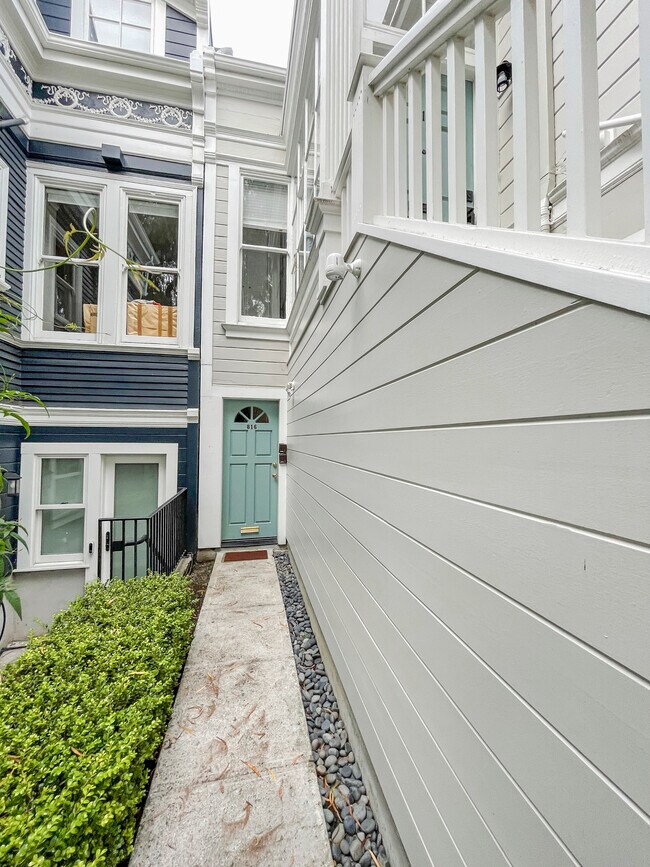 entry - 816 Lake St