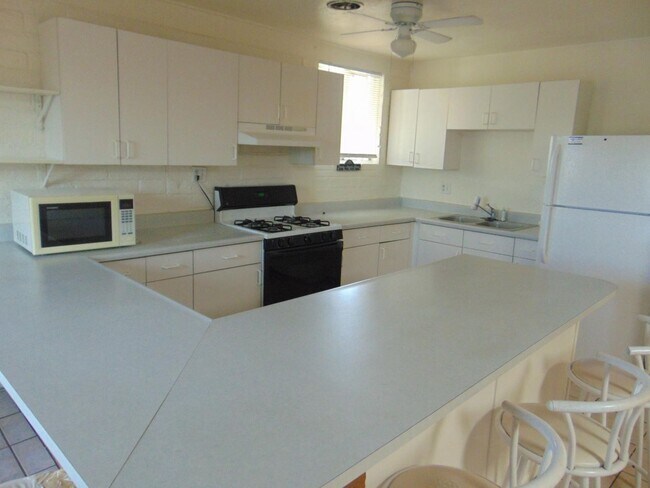 Foto del edificio - CORNER HOME HUGE LOT!!!