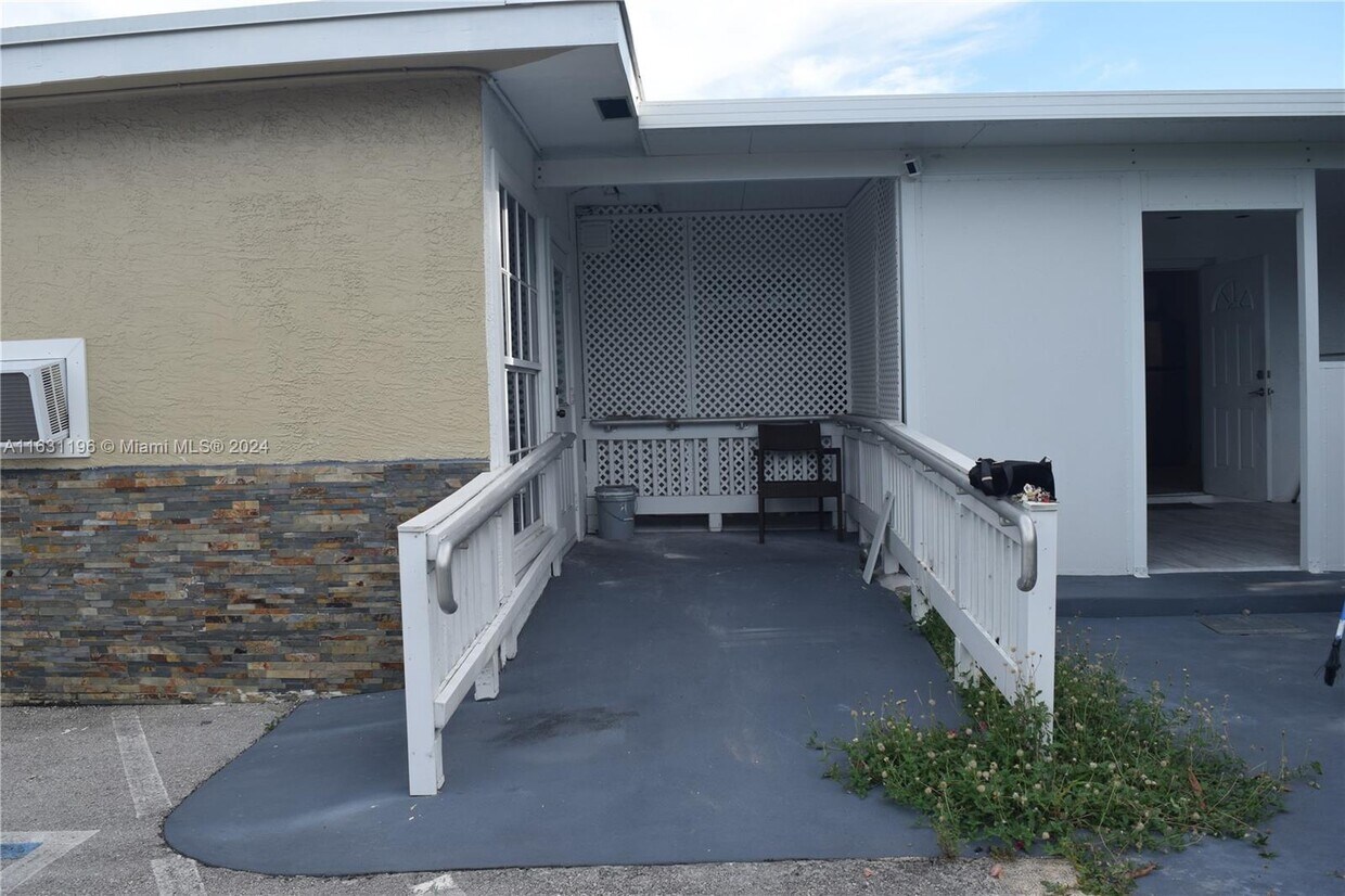 Foto principal - 5850 Sheridan St