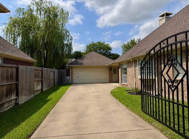 Building Photo - 1619 Crescent Green Dr