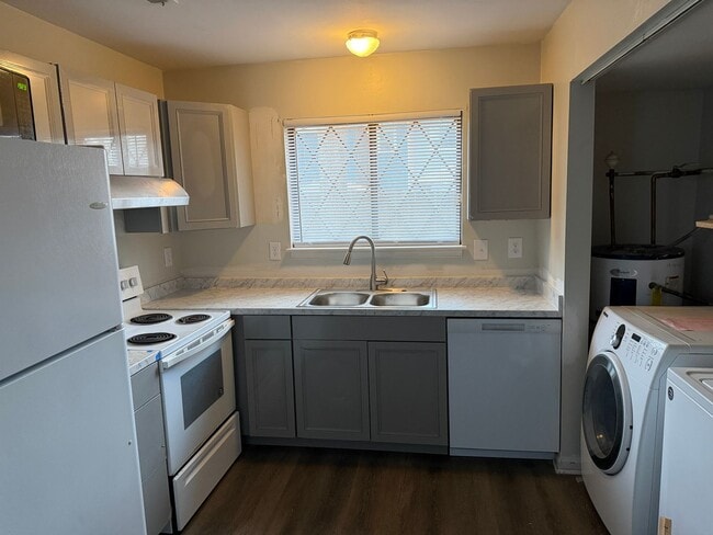 Building Photo - Pecan Gardens-Two Main Bedrooms and Baths