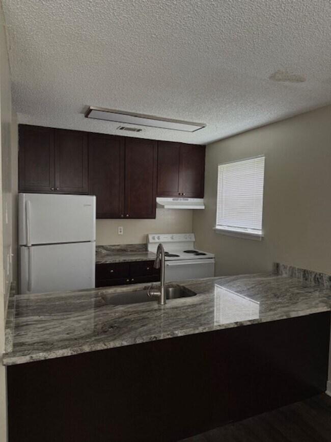 Foto del edificio - Downstairs unit available now