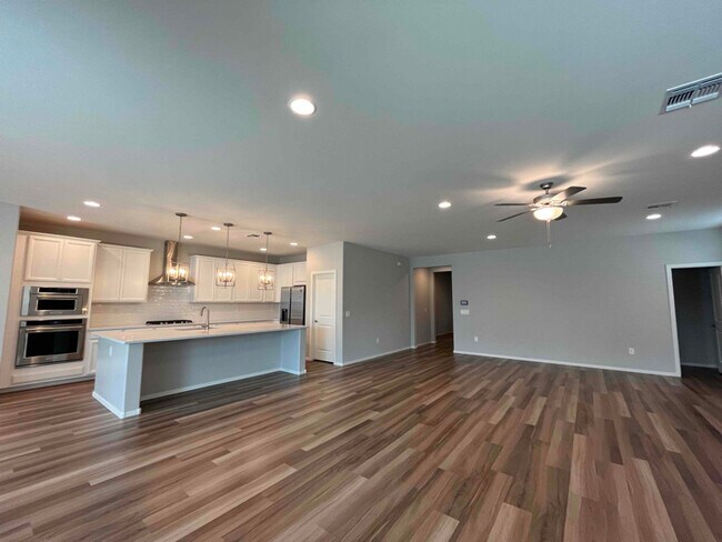Building Photo - 812 E Strada Patania