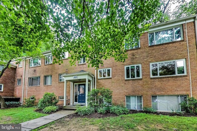 Building Photo - 10501 Montrose Ave