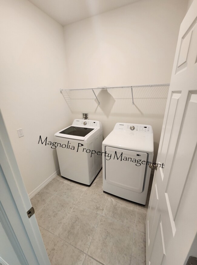 Building Photo - 4 Bedroom 2 Bathroom in Tarpon Bay-Haines City