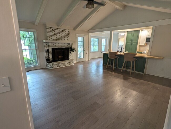 Building Photo - 4 Bedroom Single Family Home in Charleston