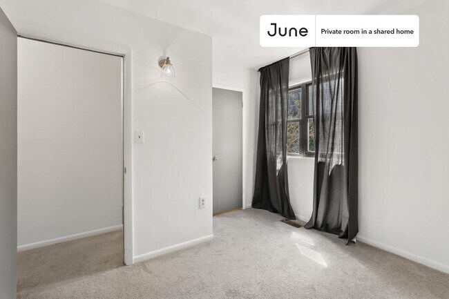 Foto del edificio - Room in Shared 5 bed/3 bath home