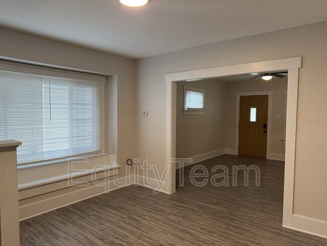 Foto del edificio - 3719 E 3rd St