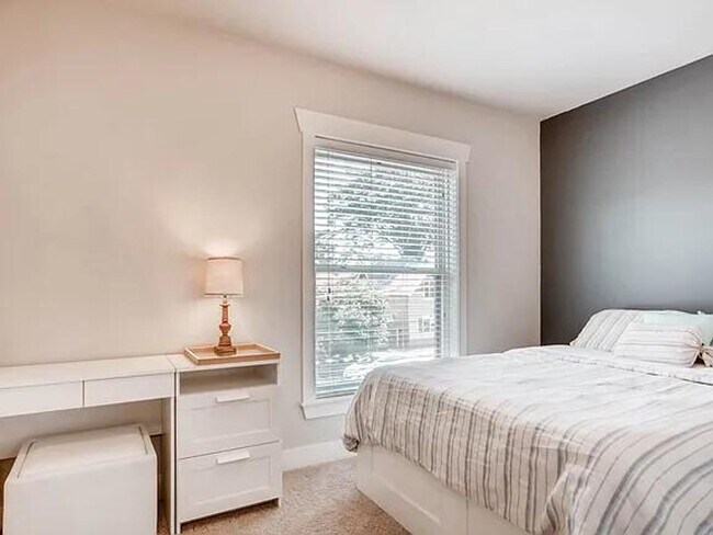 Building Photo - Charming End-Unit Townhome for Rent in Cur...