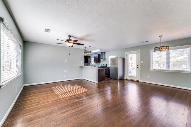 Foto del edificio - 4502 Brookwoods Dr