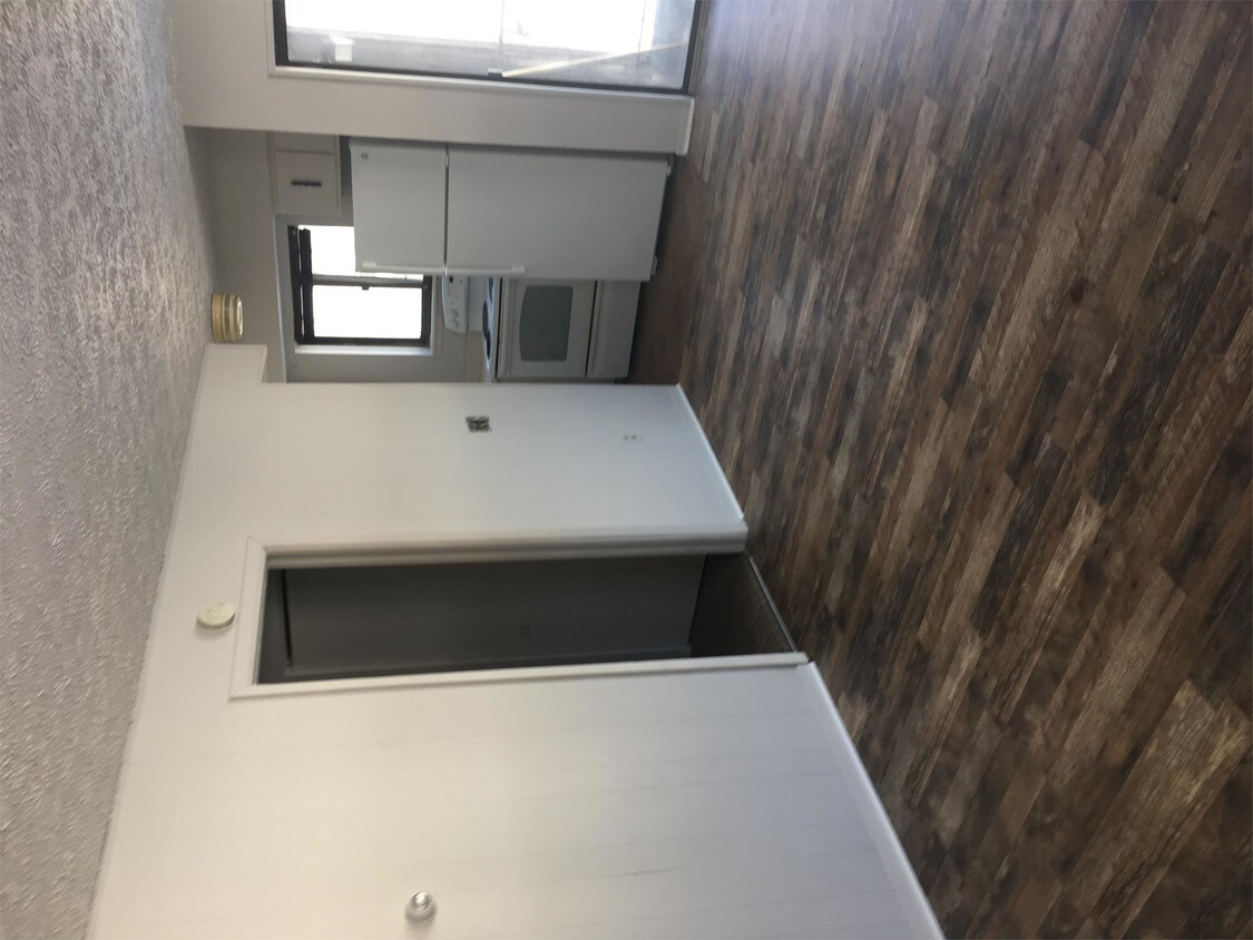 Building Photo - 144 N Lapeer St