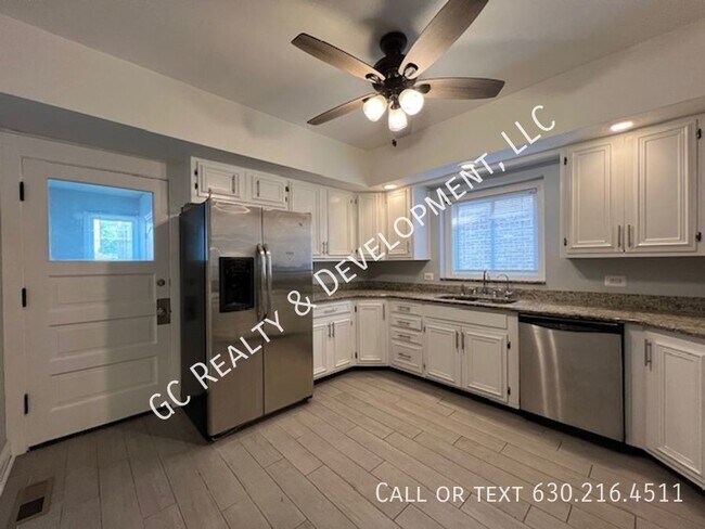 Building Photo - ***UPDATED 3 BDRM / LAUNDRY IN BUILDING / ...