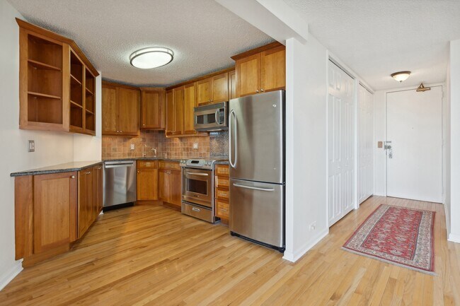 Building Photo - 2626 N Lakeview Ave